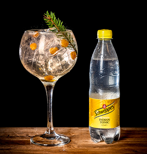 Pa-myren_med-flaska_Sveriges-Basta-Gin-Tonic-2016_foto-Schweppes