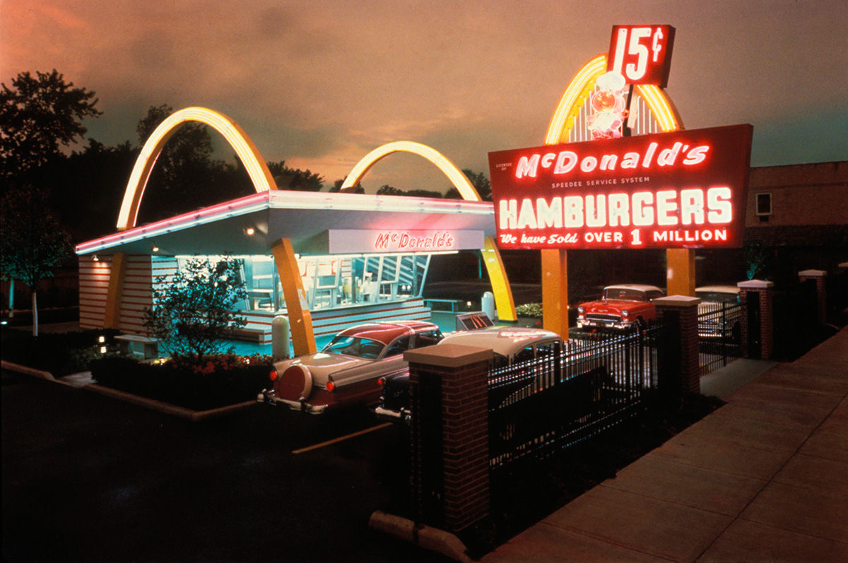 En MacDonaldsrestaurang på 1950-talet