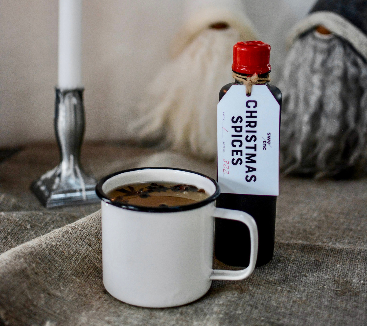 En kopp varm dryck – kanske GT-glögg – och en av Swedish Tonics fina hemförseglade flaskor