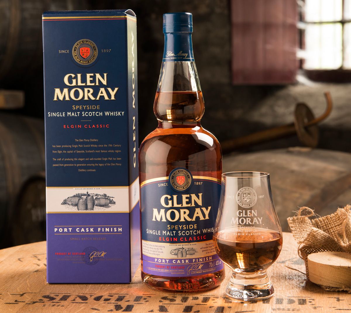 En flaska Glen Moray Port Cask finish med kartong och glas.