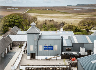 Flygbild över Kilchoman Distillery, Islay..