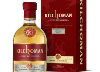 En flaska läckert gyllene Kilchoman Pedro Ximenes-whisky prålar i sin prakt snett framför sin rosröda kartong.