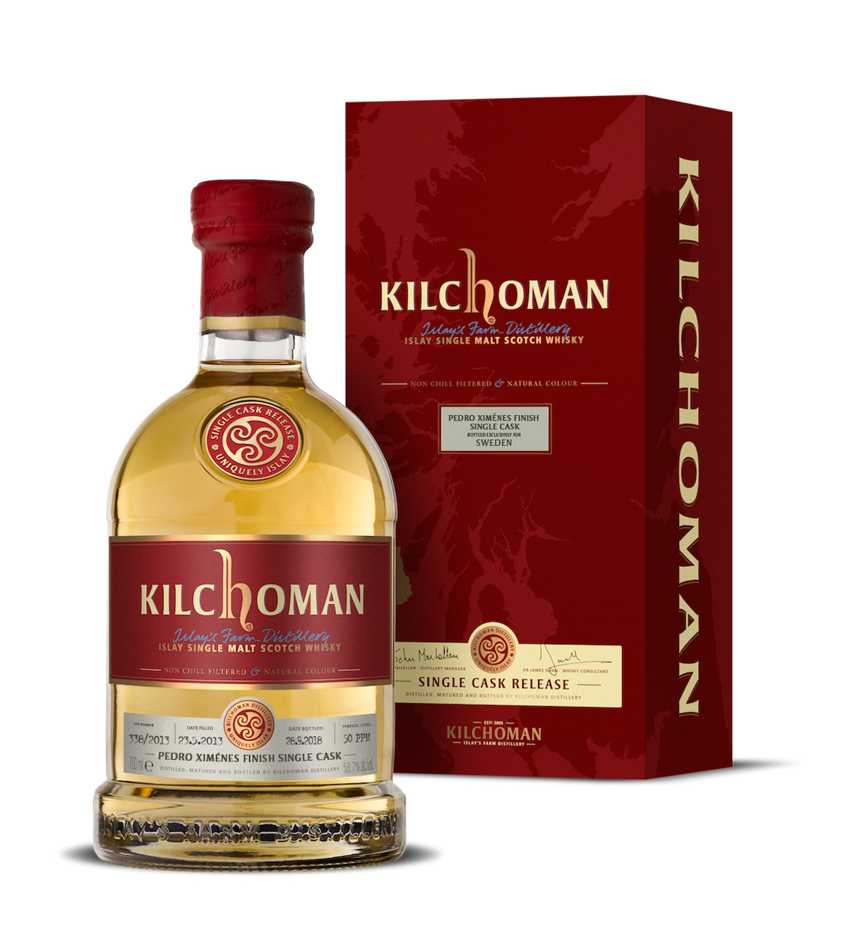 En flaska läckert gyllene Kilchoman Pedro Ximenes-whisky prålar i sin prakt snett framför sin rosröda kartong.