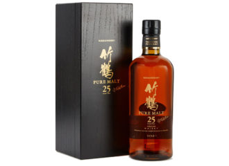 En 25 år gammal japansk Taketsuru-whisky, glödande likt lava i kontrast mot det svarta schatullet.