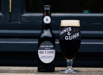 Vinnarölen från Imagine & Gunn-tävlingen 2018 heter Koge's Choice och är en stout med pepparkakor. Här är flaskan och ölet upphällt på glas.