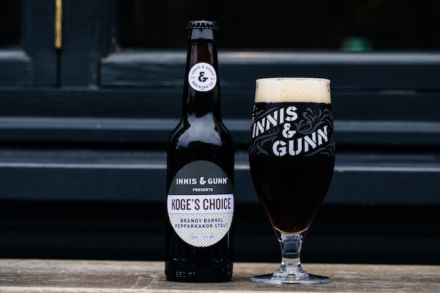 Vinnarölen från Imagine & Gunn-tävlingen 2018 heter Koge's Choice och är en stout med pepparkakor. Här är flaskan och ölet upphällt på glas.