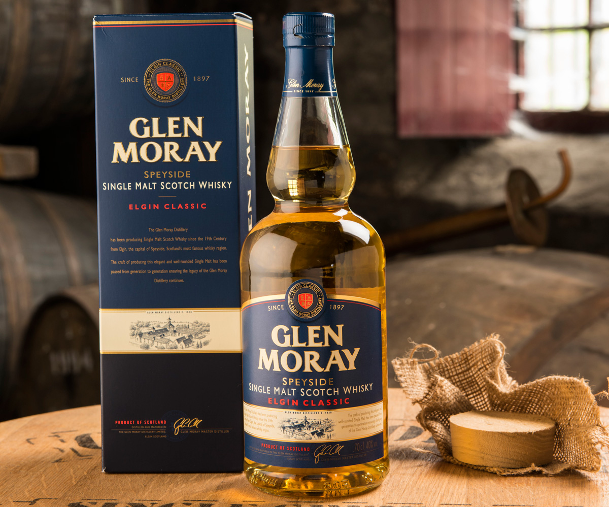 Glen Moray Elgin Classic med kartong på whiskyfat. 