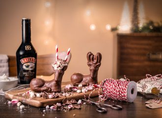 En uppställd bild på Baileys chokladrenar och flaskor