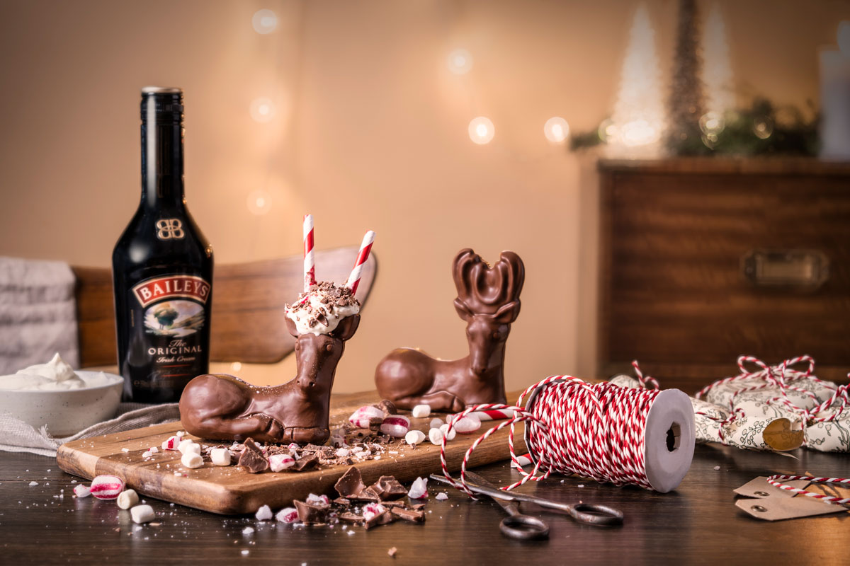 En uppställd bild på Baileys chokladrenar och flaskor